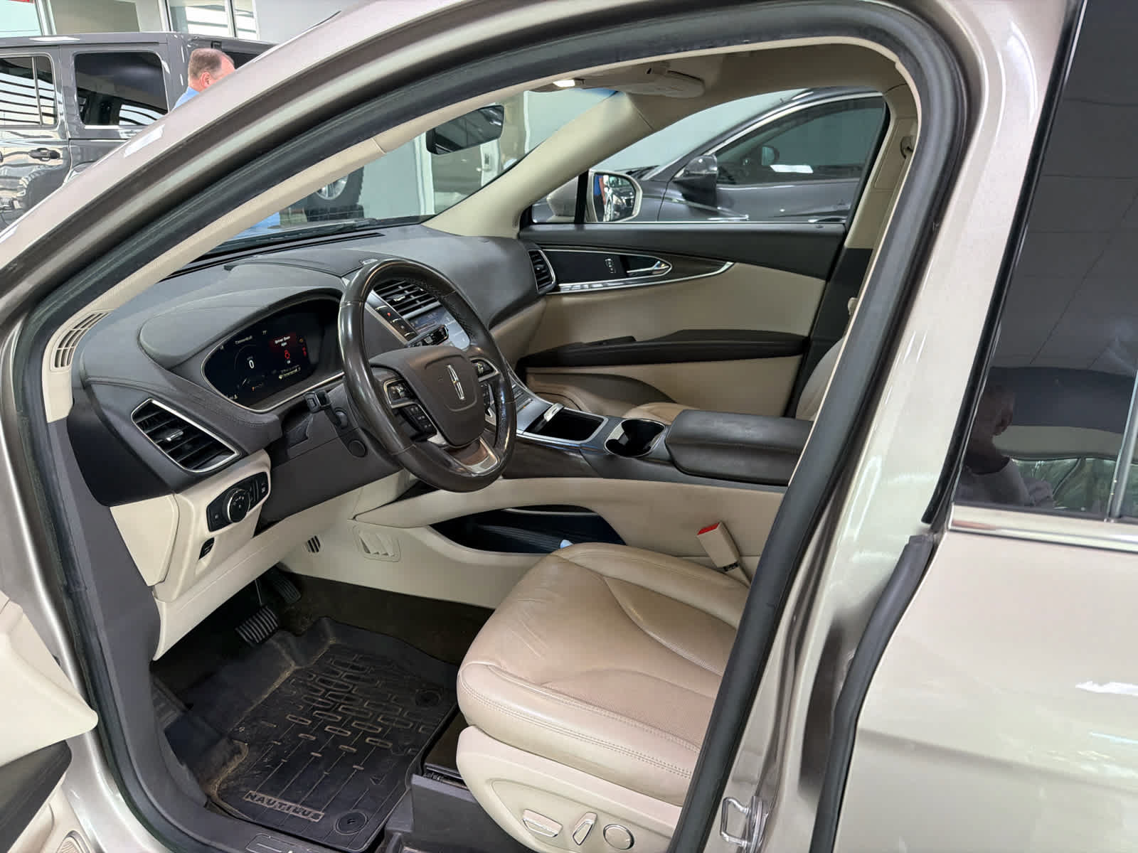 Used 2019 Lincoln Nautilus Select FWD image 11