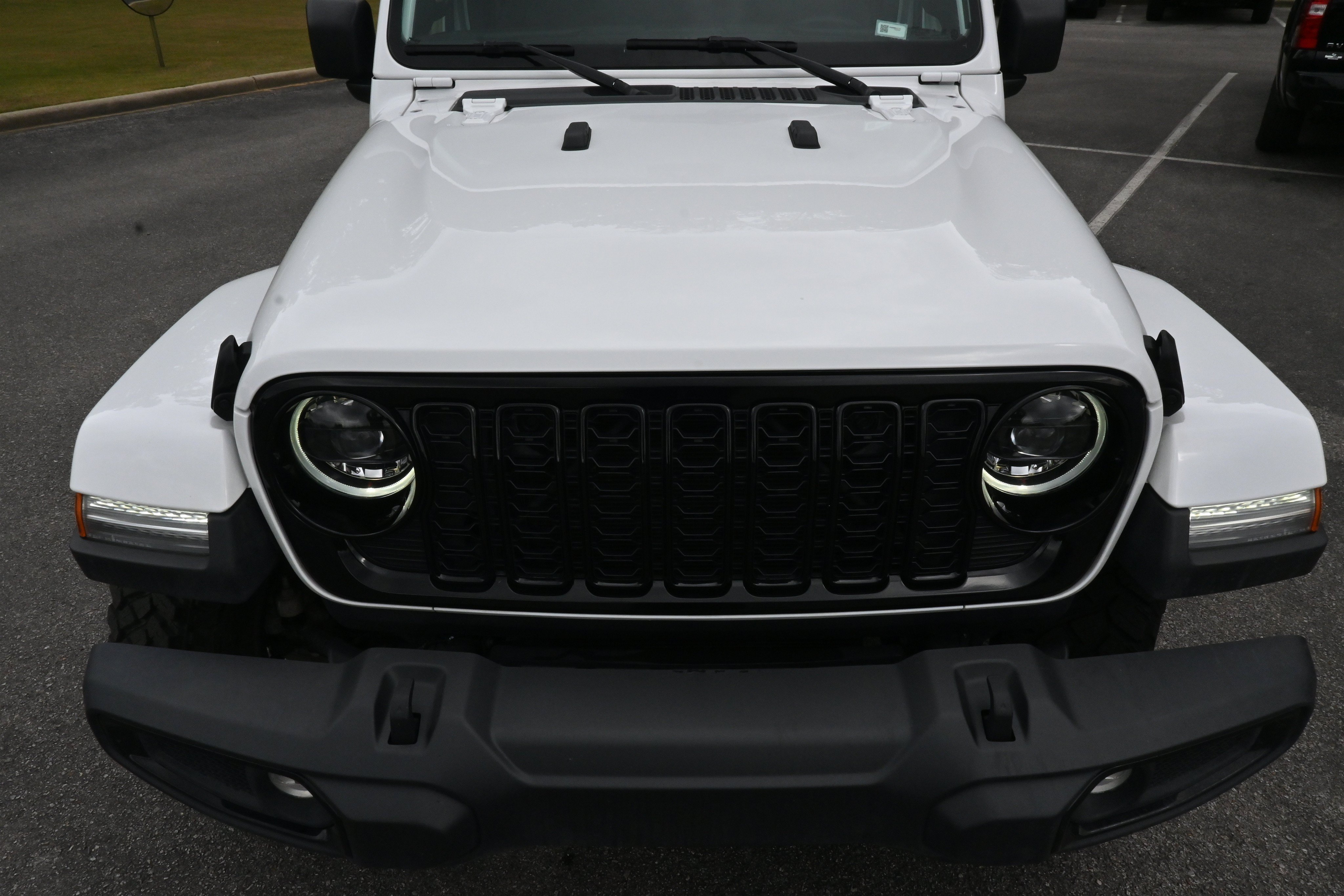 Used 2024 Jeep Gladiator Sport AWD/4WD image 12