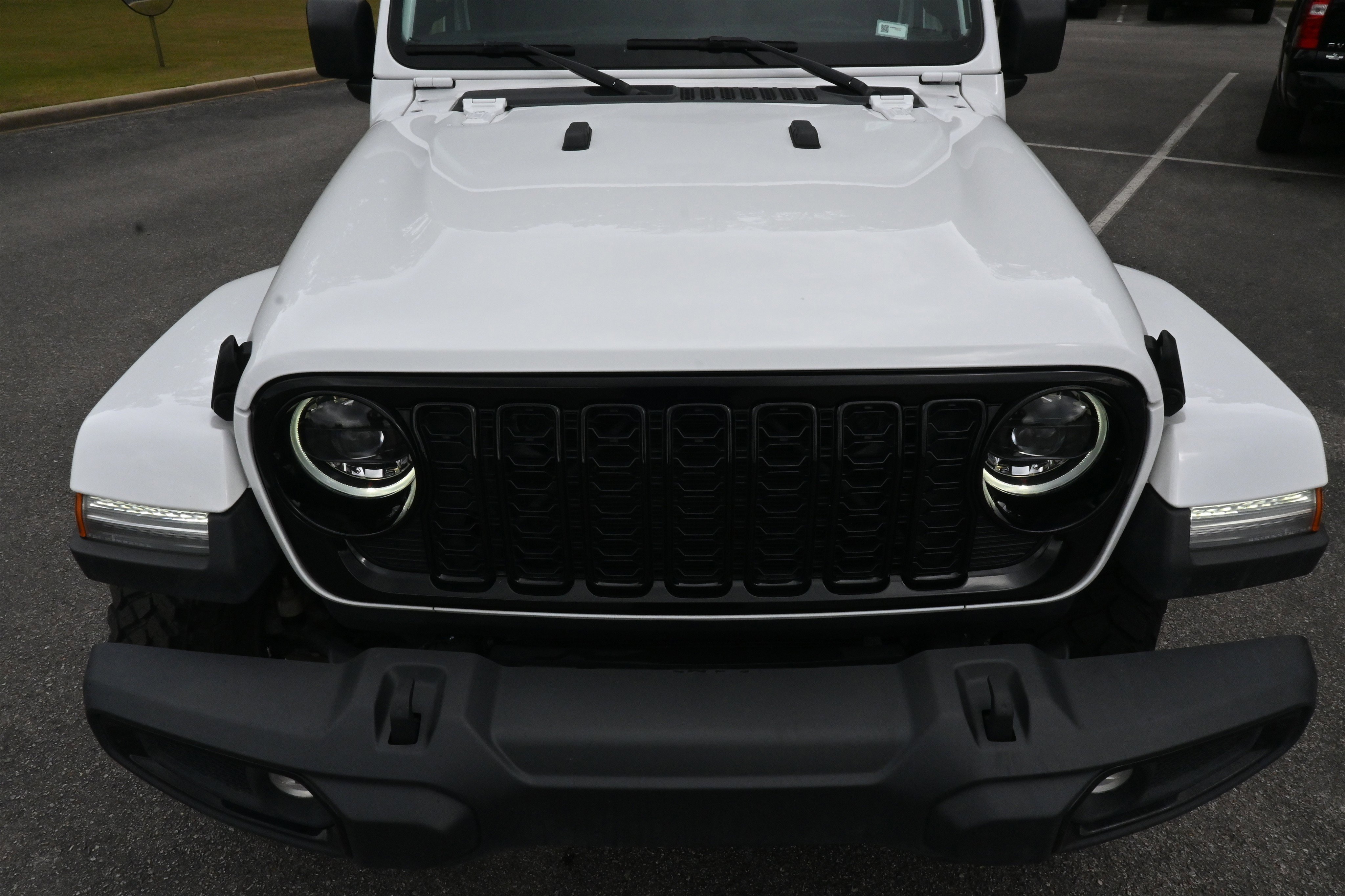 Used 2024 Jeep Gladiator Sport AWD/4WD image 12