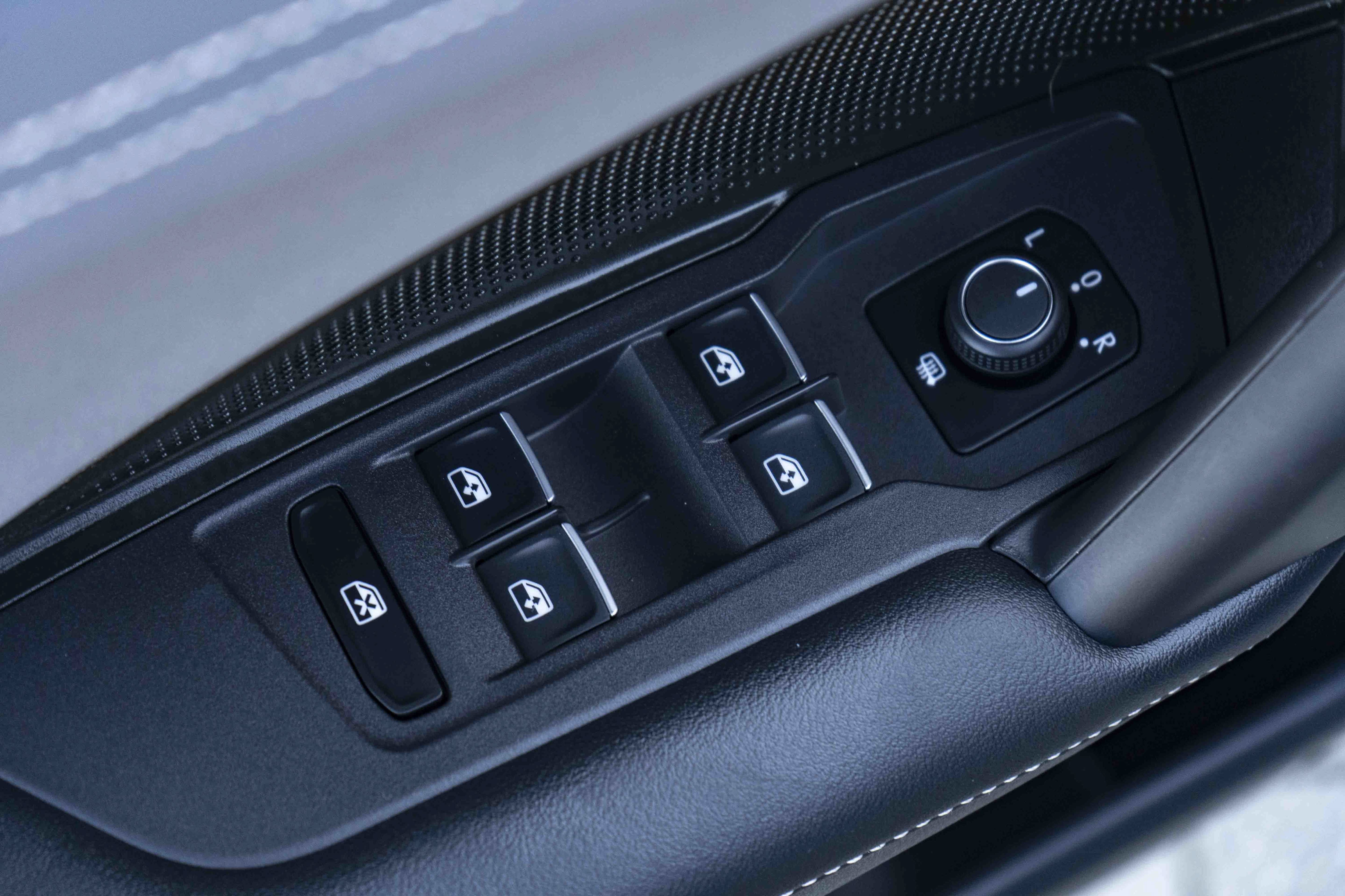 Certified 2026 Volkswagen Tiguan SE R-Line FWD image 32