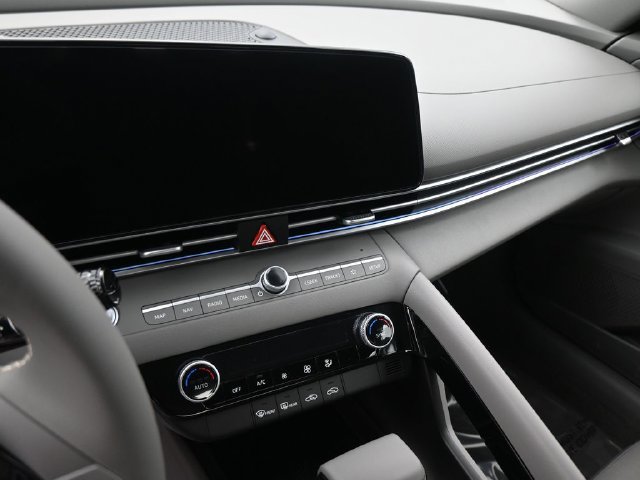 Certified 2025 Hyundai Elantra SEL FWD image 20