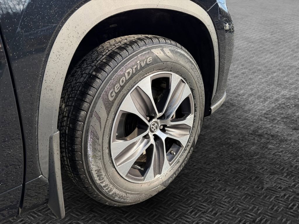 Used 2023 Toyota Highlander XLE image 11