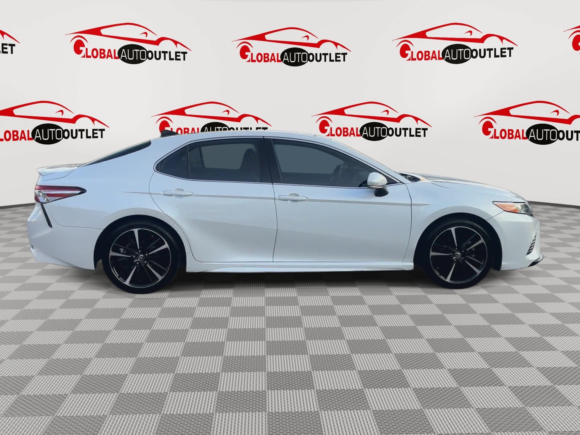 Used 2020 Toyota Camry XSE FWD image 9