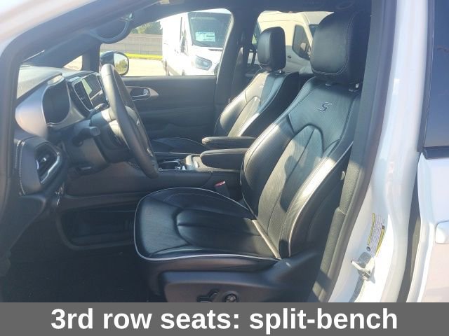 Used 2025 Chrysler Pacifica Limited image 15