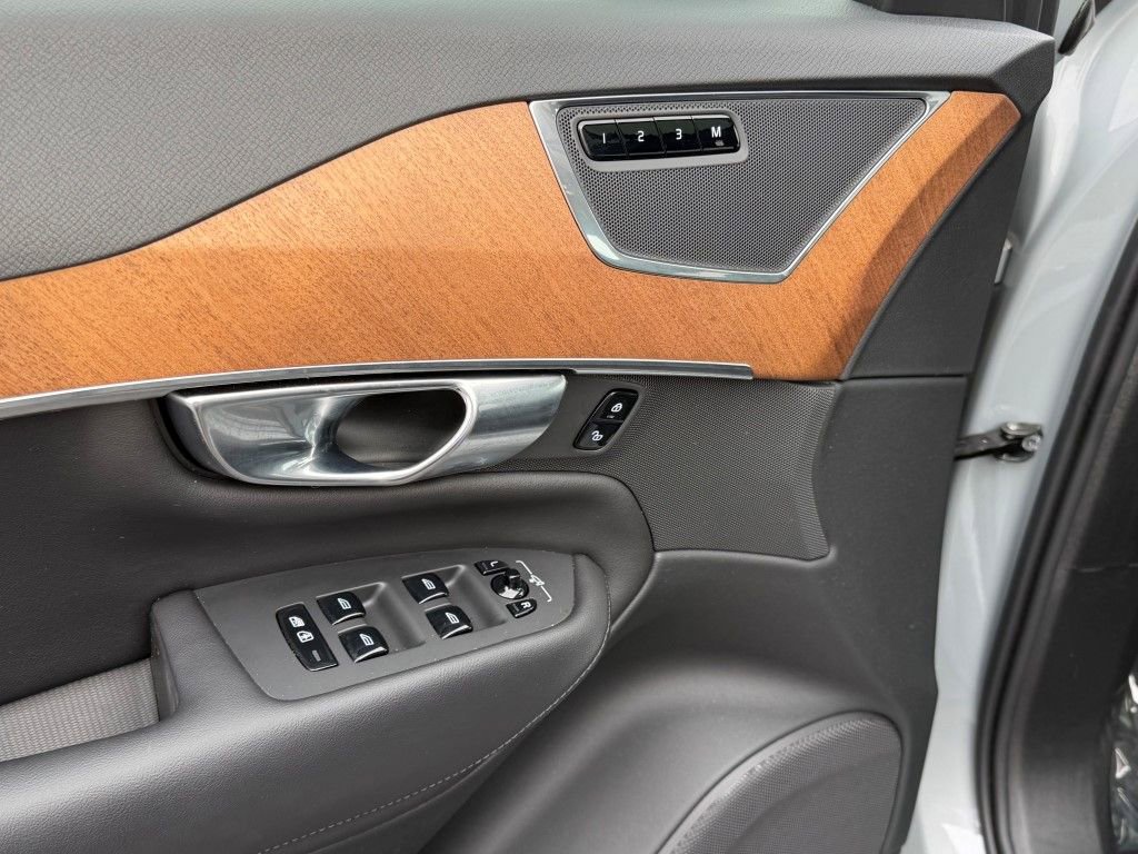 Certified 2025 Volvo XC90 B6 Plus image 22