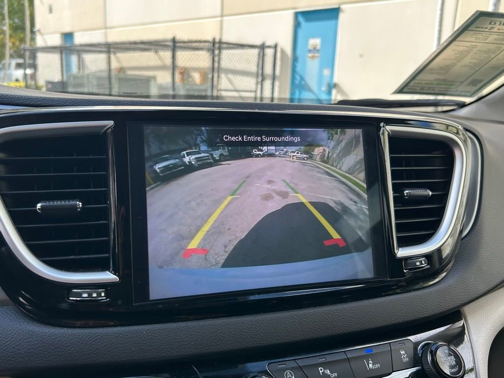 Certified 2024 Chrysler Pacifica Touring-L image 25