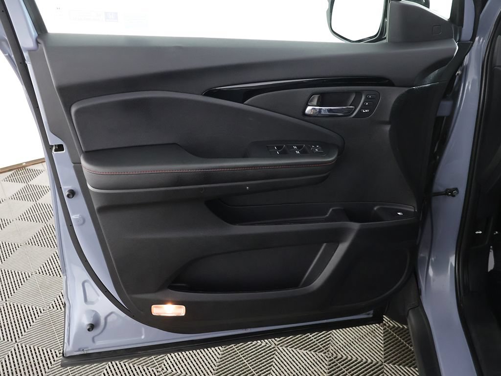 Certified 2025 Honda Ridgeline Black Edition image 24