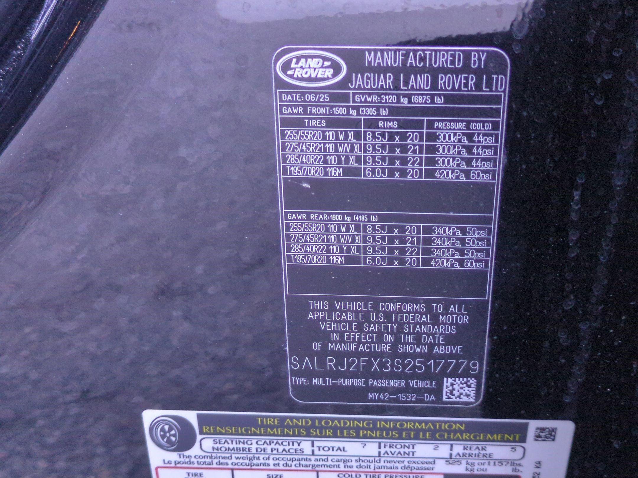 Used 2025 Land Rover Discovery S image 33