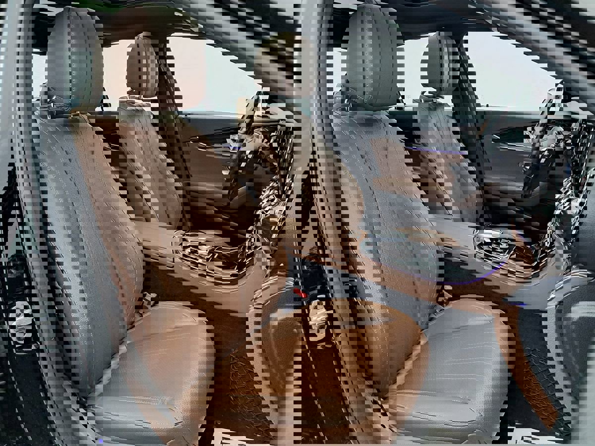 Used 2018 Mercedes-Benz E 400 4MATIC Sedan image 3