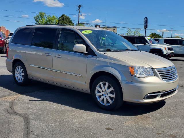 Used 2015 Chrysler Town & Country Touring FWD image 2