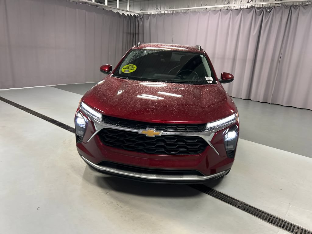 Used 2025 Chevrolet Trax LT w/ LT Convenience Package FWD image 2