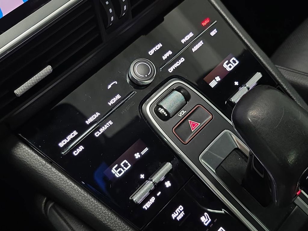 Certified 2021 Porsche Cayenne Coupe AWD/4WD image 19