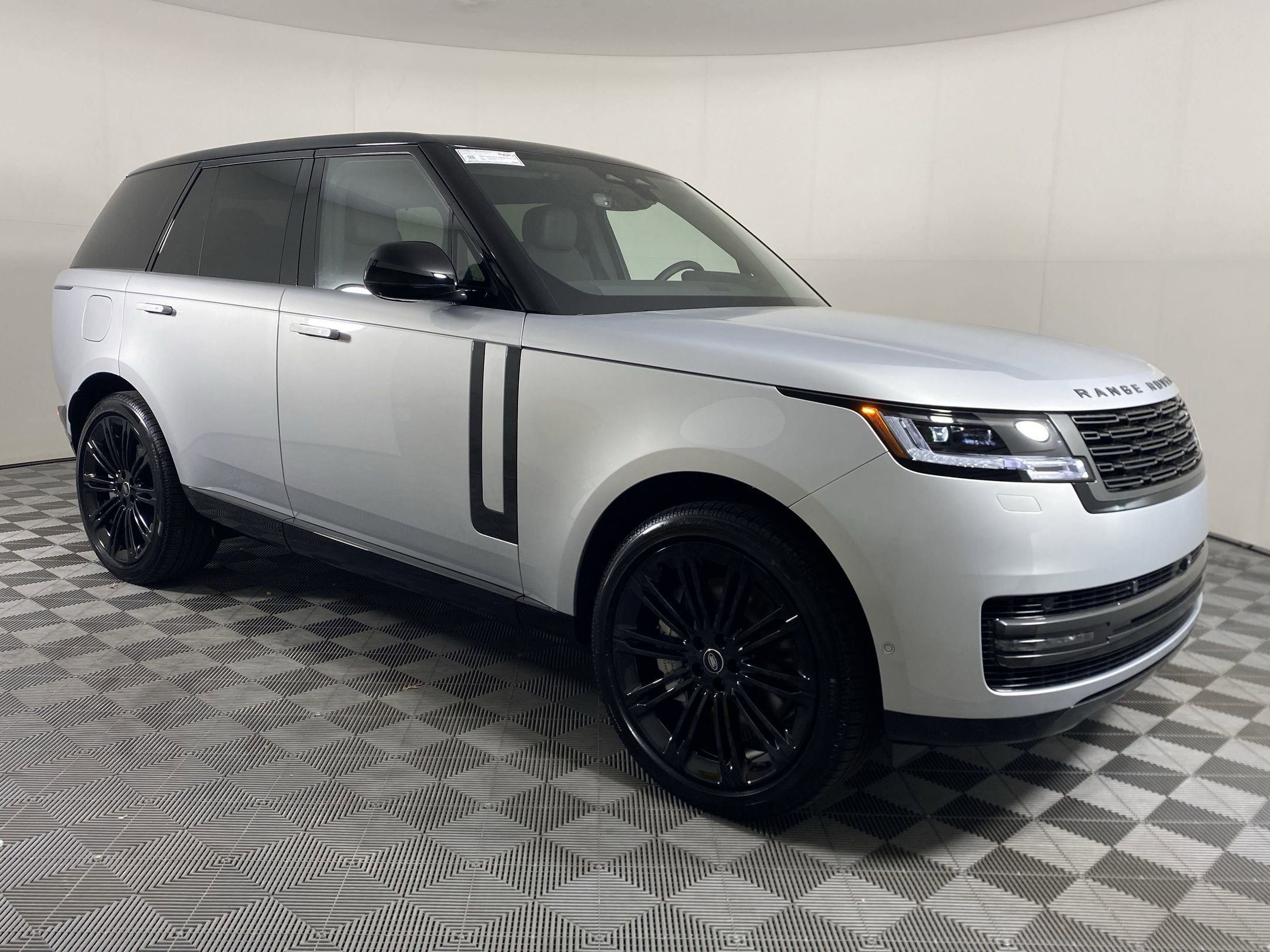 New 2025 Land Rover Range Rover SE image 5
