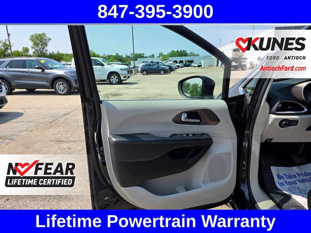 Used 2023 Chrysler Voyager LX FWD image 18