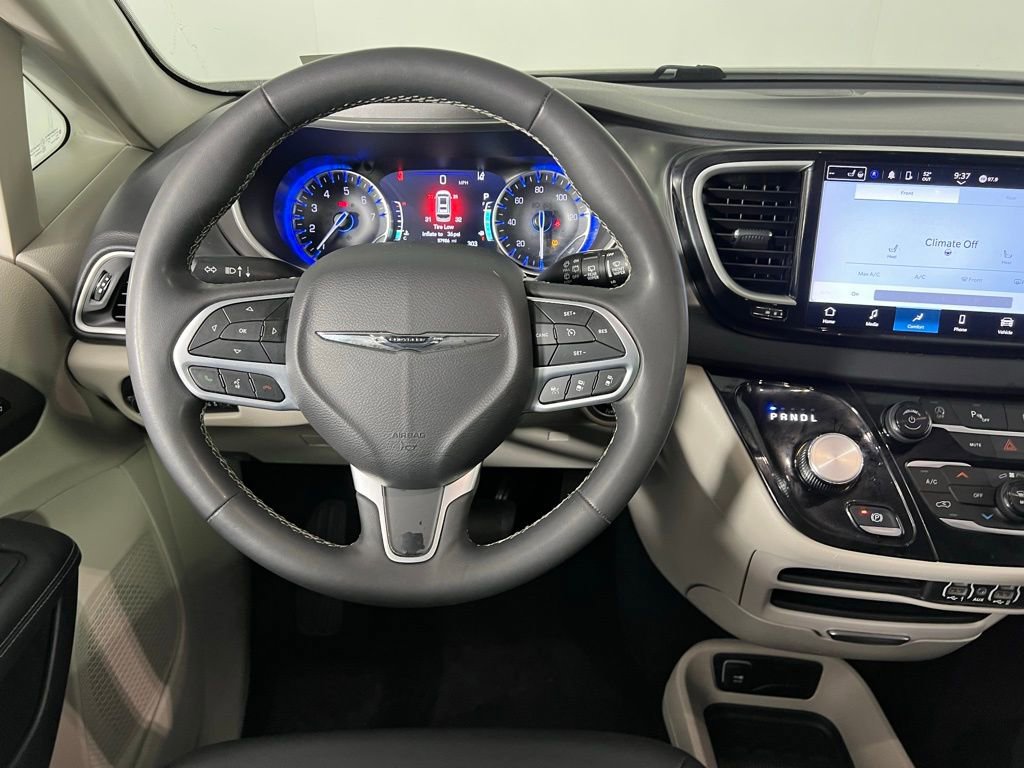 Used 2024 Chrysler Pacifica Touring-L image 14