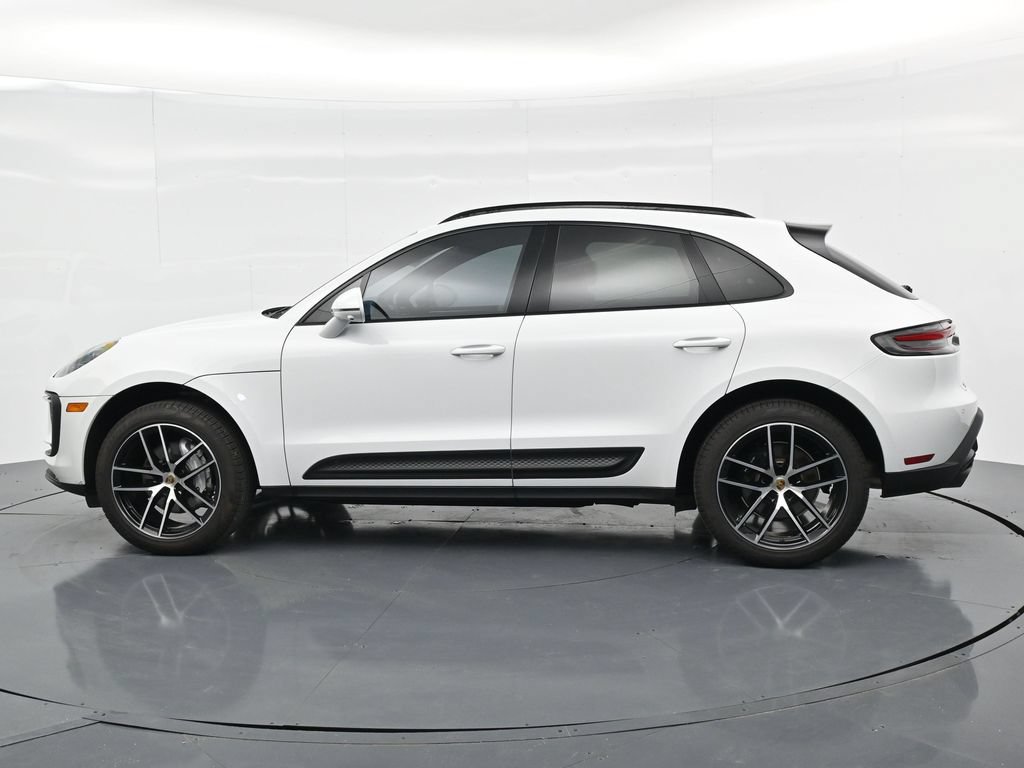 Certified 2025 Porsche Macan AWD/4WD image 2