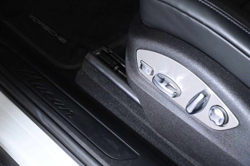 Used 2026 Porsche Macan AWD/4WD image 23