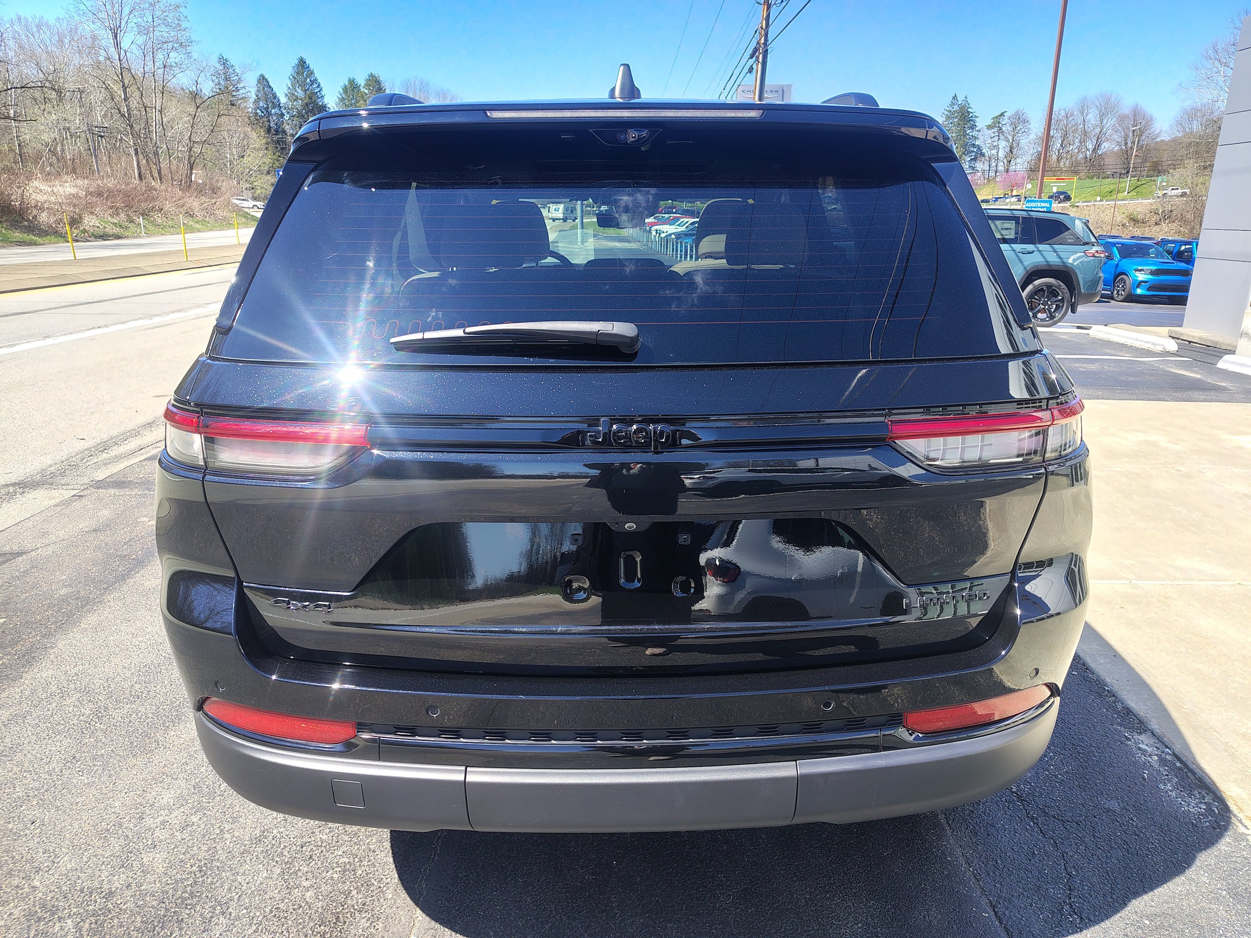 Certified 2024 Jeep Grand Cherokee Limited w/ Luxury Tech Group II AWD/4WD image 9