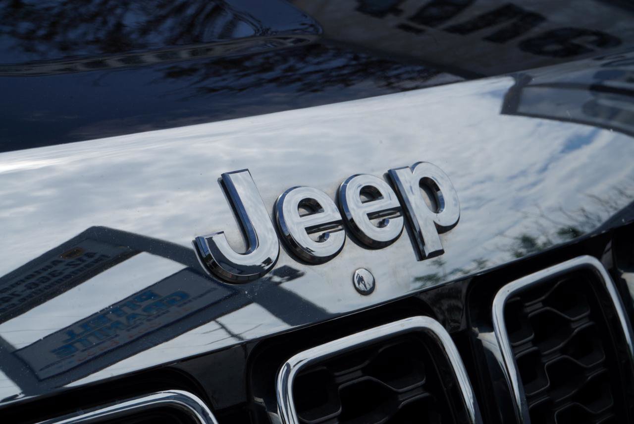 Used 2019 Jeep Grand Cherokee Laredo AWD/4WD image 86