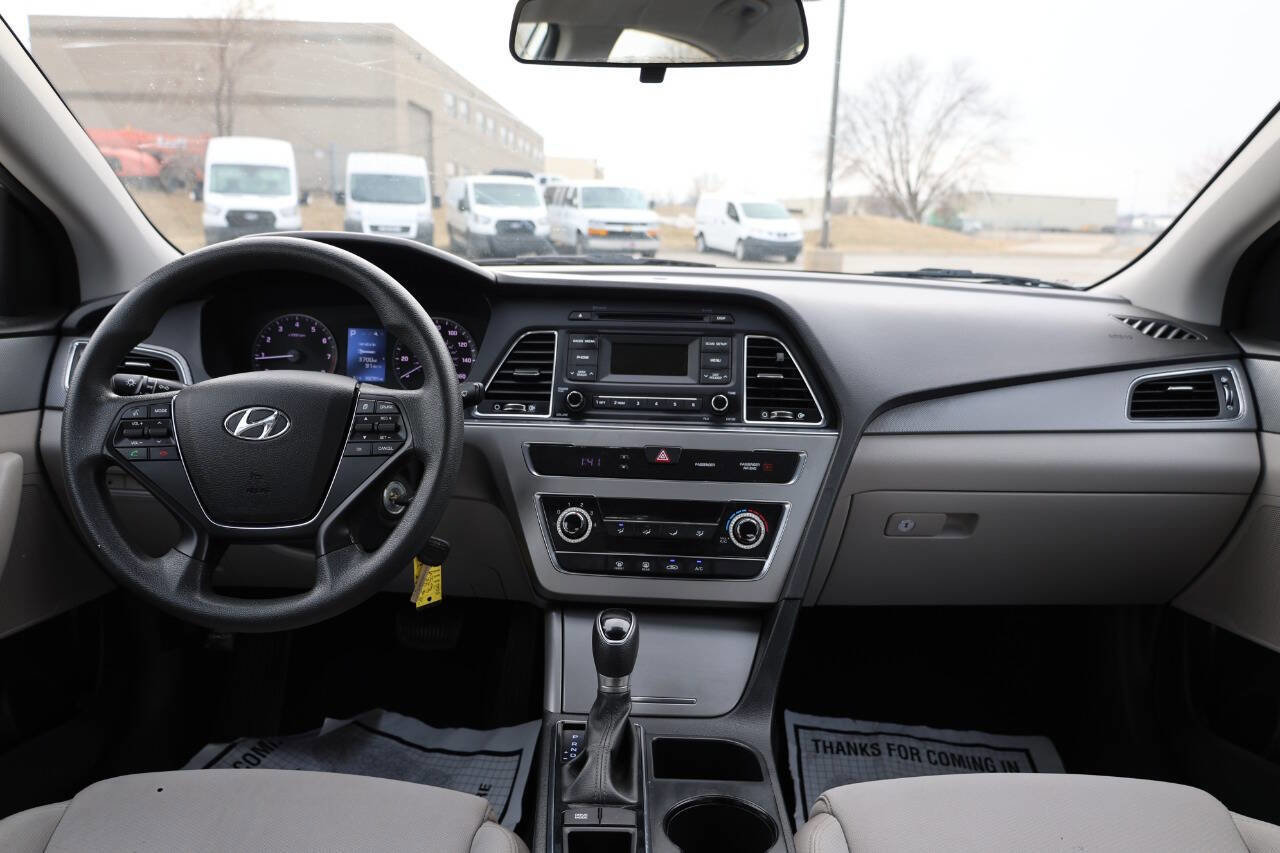 Used 2017 Hyundai Sonata SE w/ Cargo Package FWD image 13