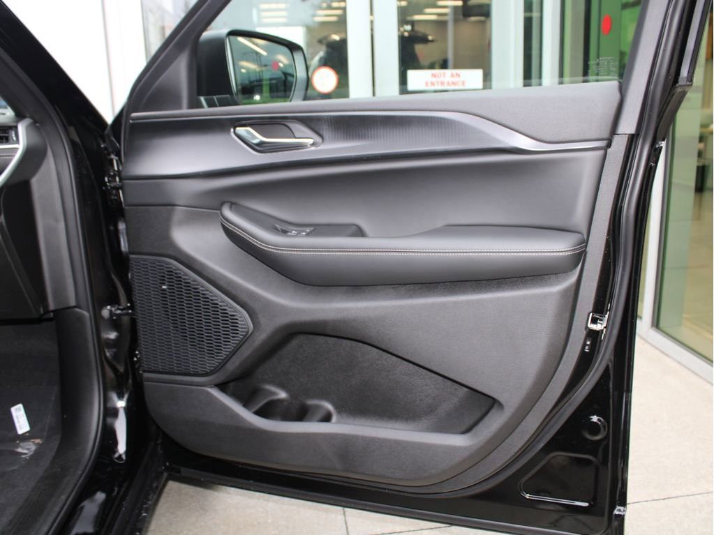 New 2025 Jeep Grand Cherokee Laredo X w/ Luxury Tech Group I image 25