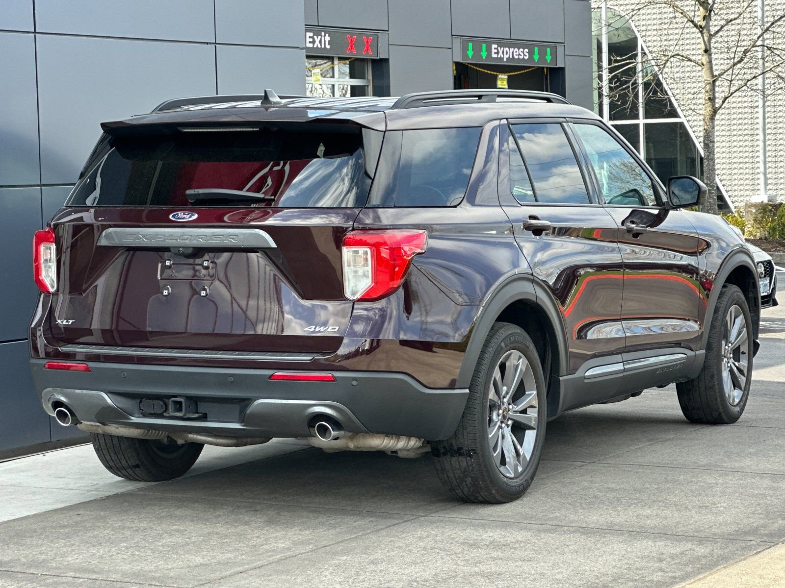 Used 2023 Ford Explorer XLT w/ Equipment Group 202A AWD/4WD image 3