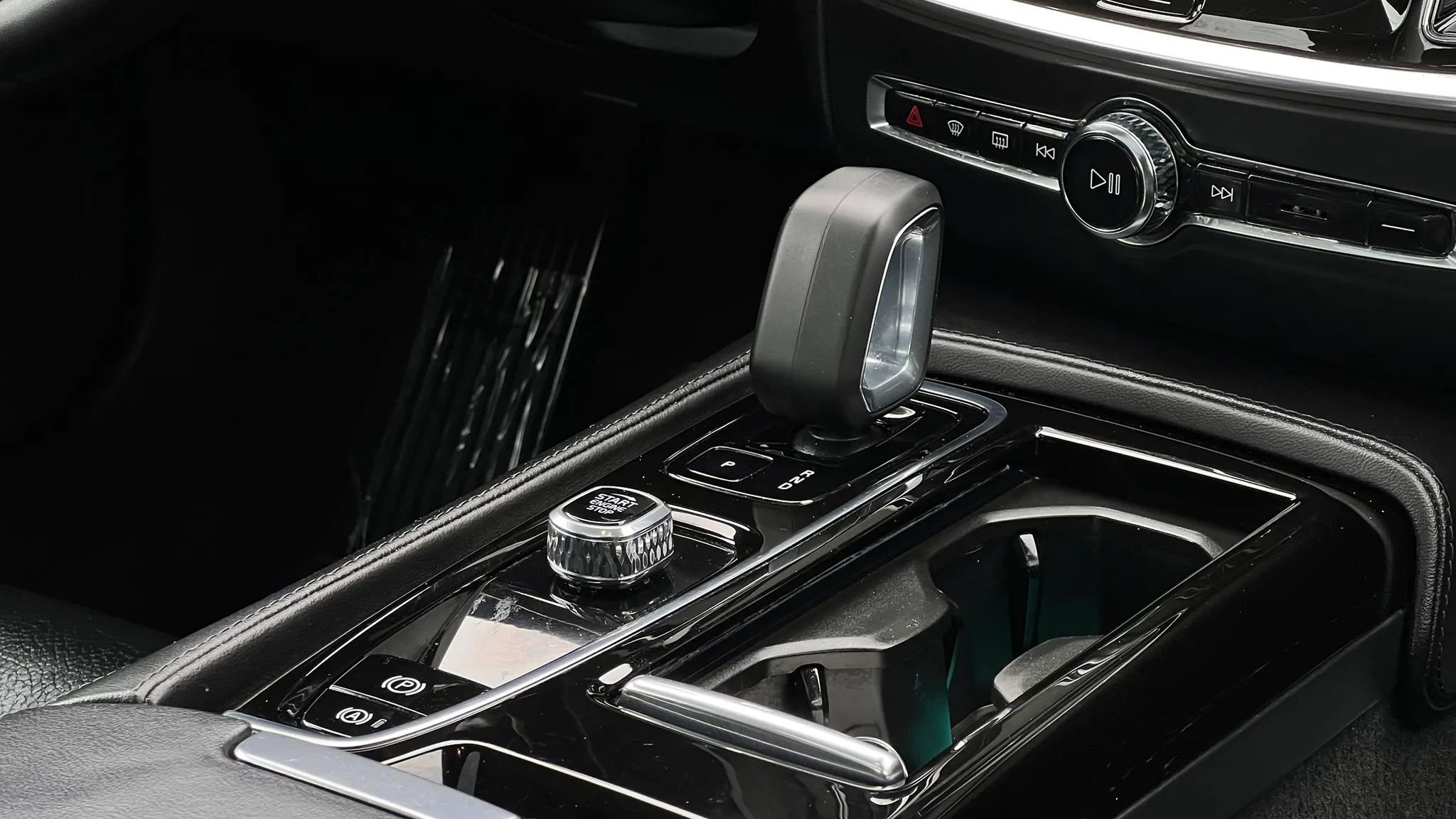 Used 2023 Volvo S60 T8 Plus image 35