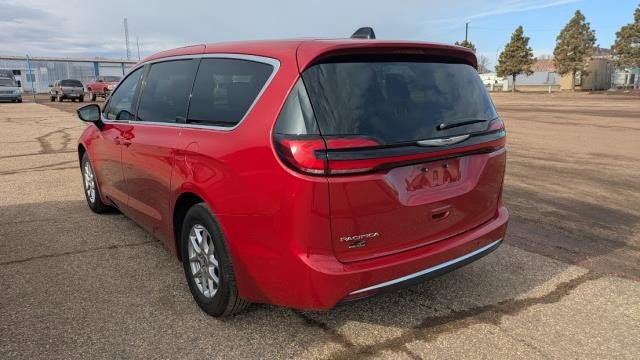 Used 2025 Chrysler Pacifica Select image 4