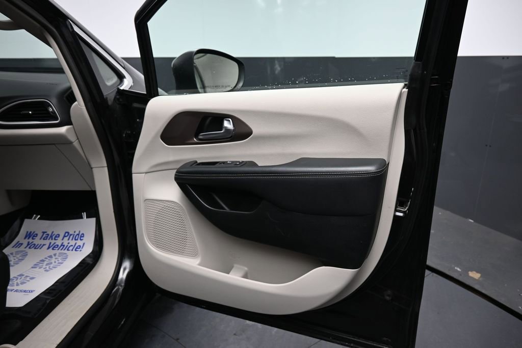 Used 2023 Chrysler Voyager LX FWD image 19