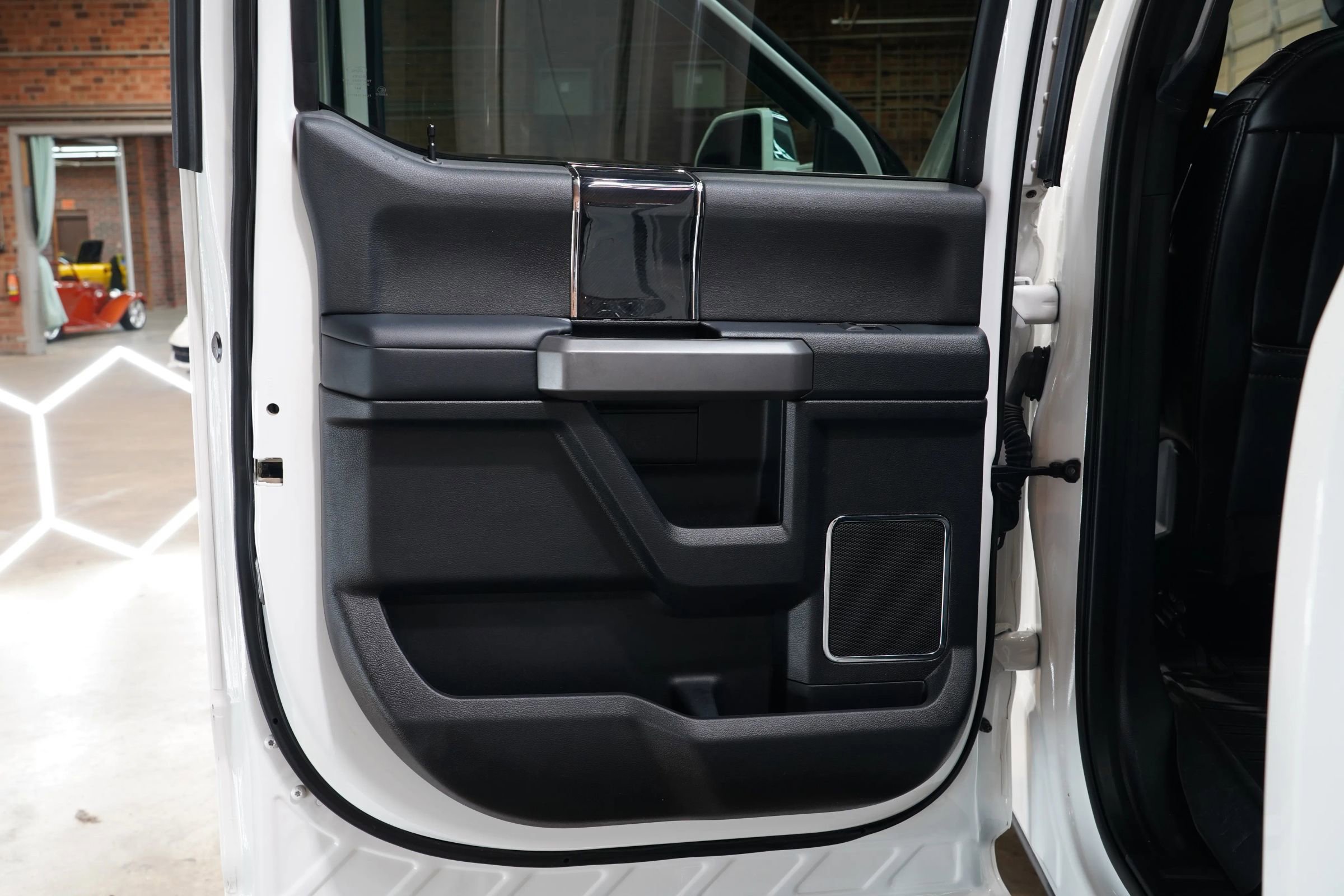 Used 2020 Ford F350 Platinum w/ FX4 Off-Road Package image 36