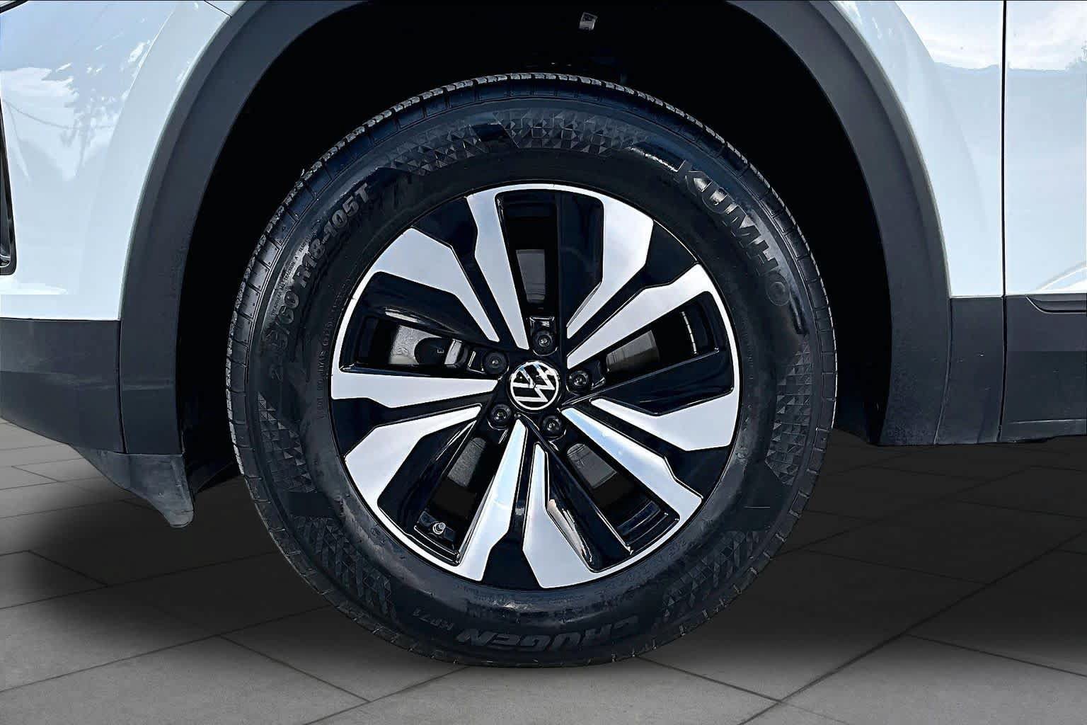 Used 2025 Volkswagen Atlas Cross Sport SE FWD image 10