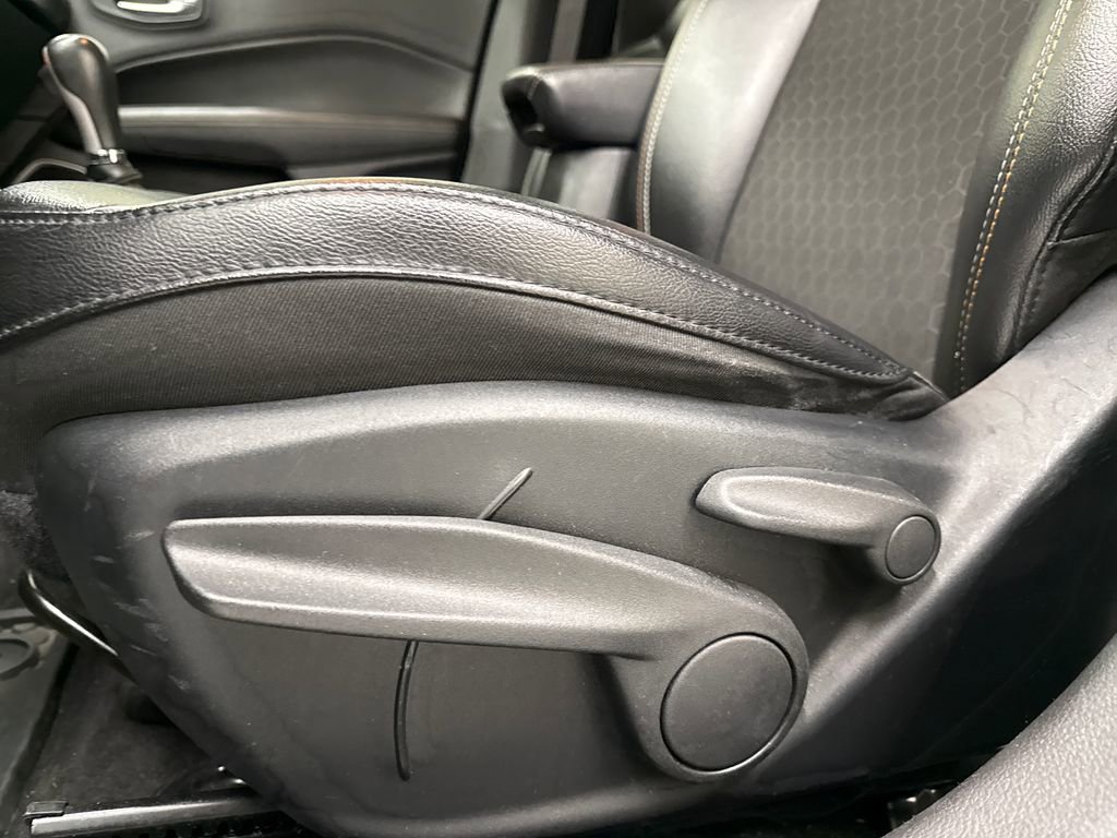 Used 2020 Jeep Compass Latitude w/ Cold Weather Group AWD/4WD image 13