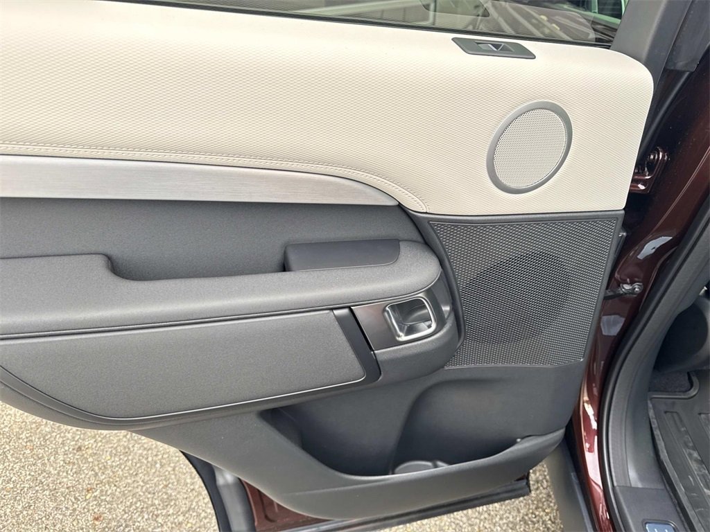 New 2026 Land Rover Discovery Limited Edition image 13