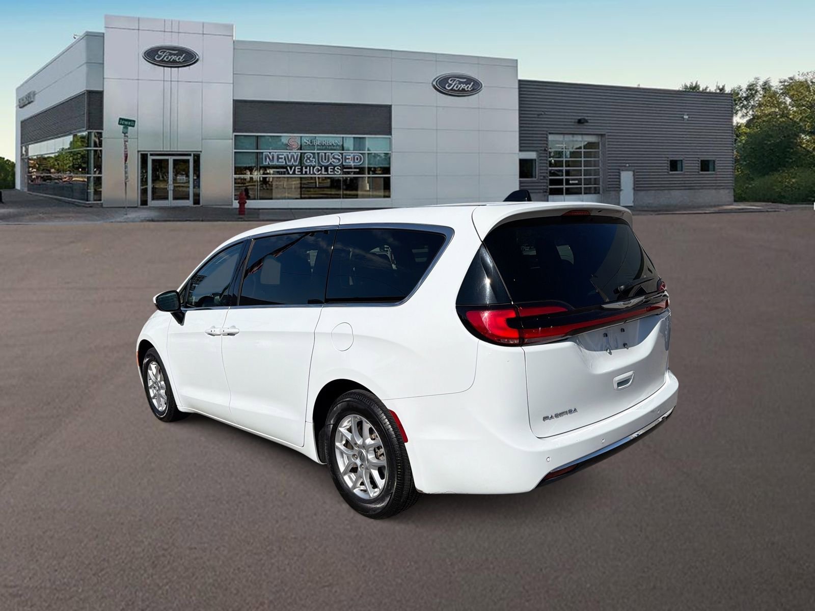 Used 2023 Chrysler Pacifica Touring-L FWD image 8