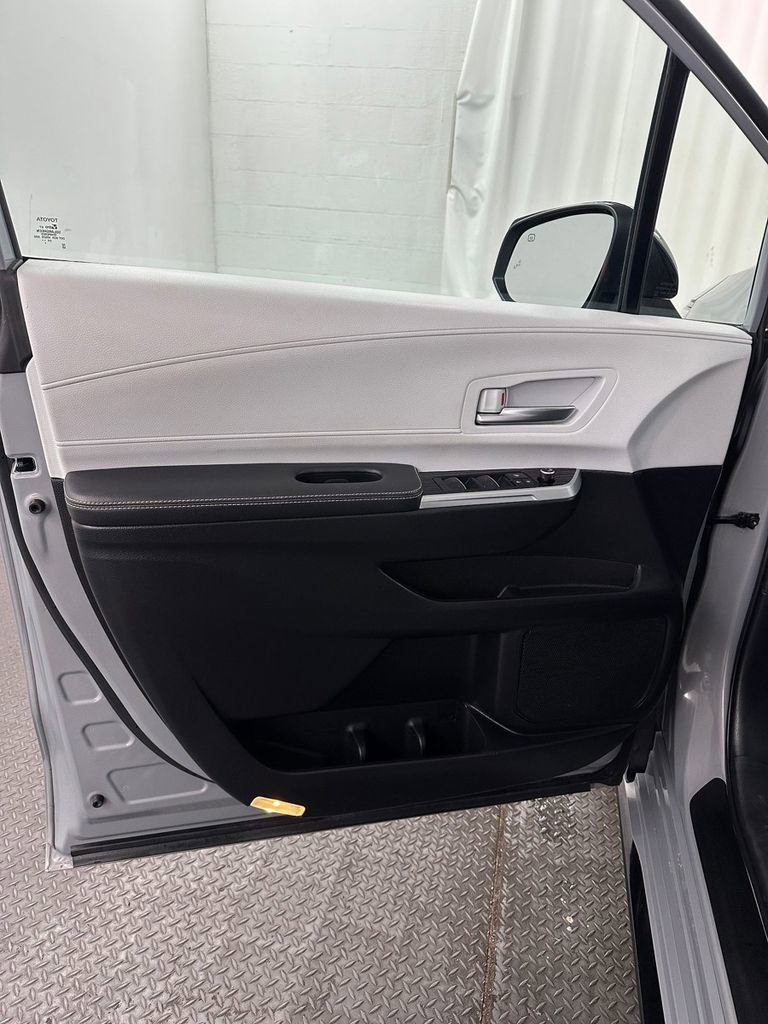 Used 2025 Toyota Sienna XSE image 8