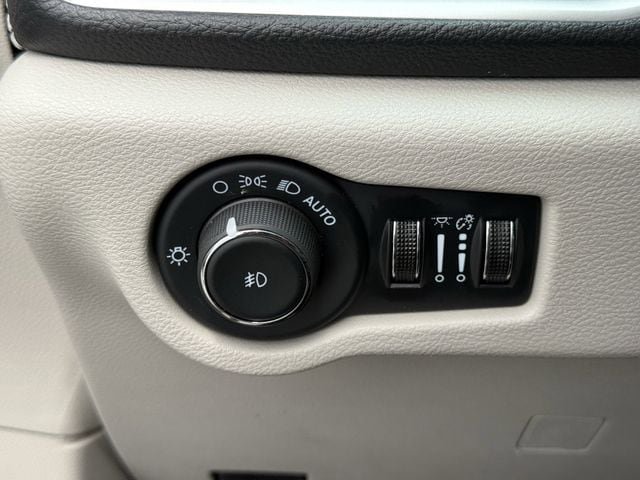 Used 2024 Chrysler Pacifica Limited FWD image 23