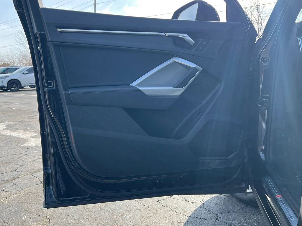 Used 2025 Audi Q3 2.0T Premium image 11