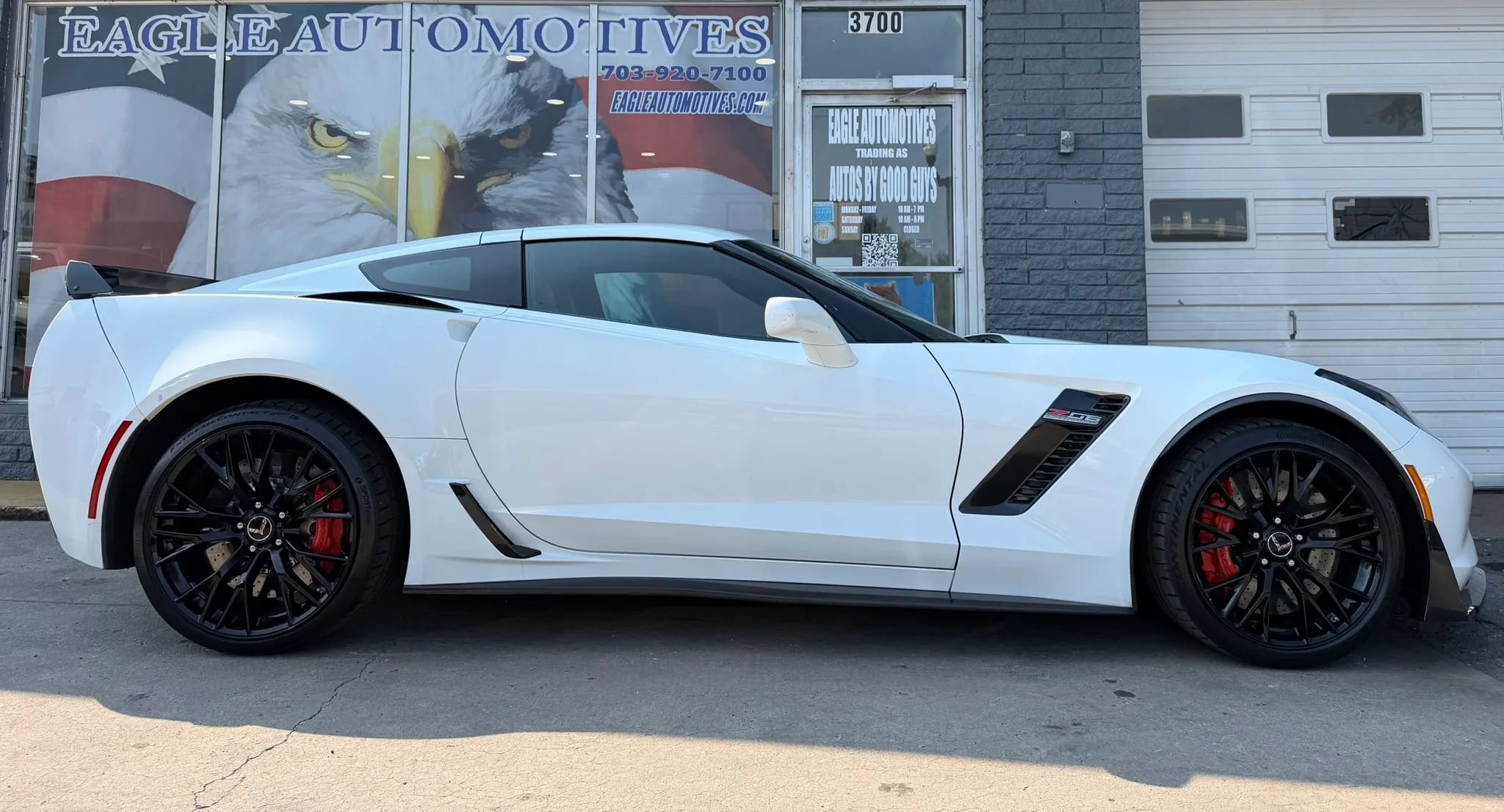 Used 2015 Chevrolet Corvette Z06 w/ 3LZ Preferred Equipment Group RWD image 2