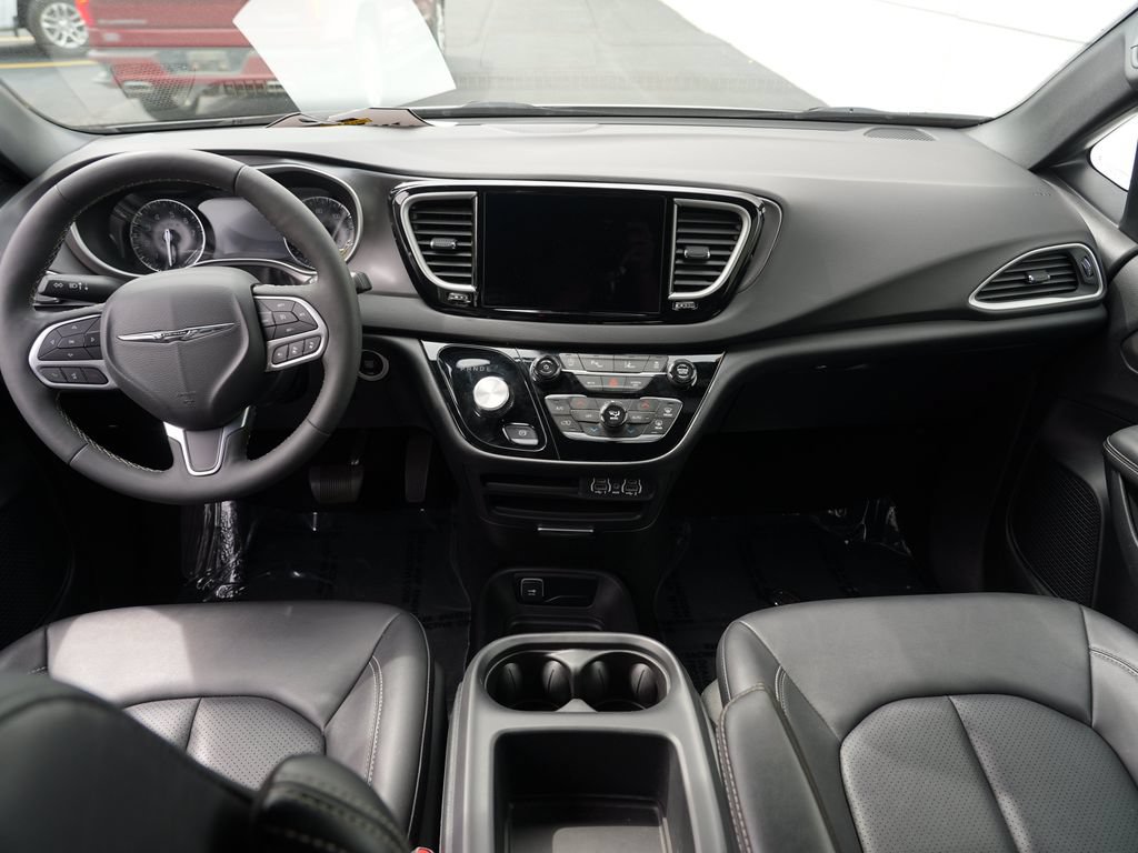Used 2025 Chrysler Pacifica Select FWD image 24