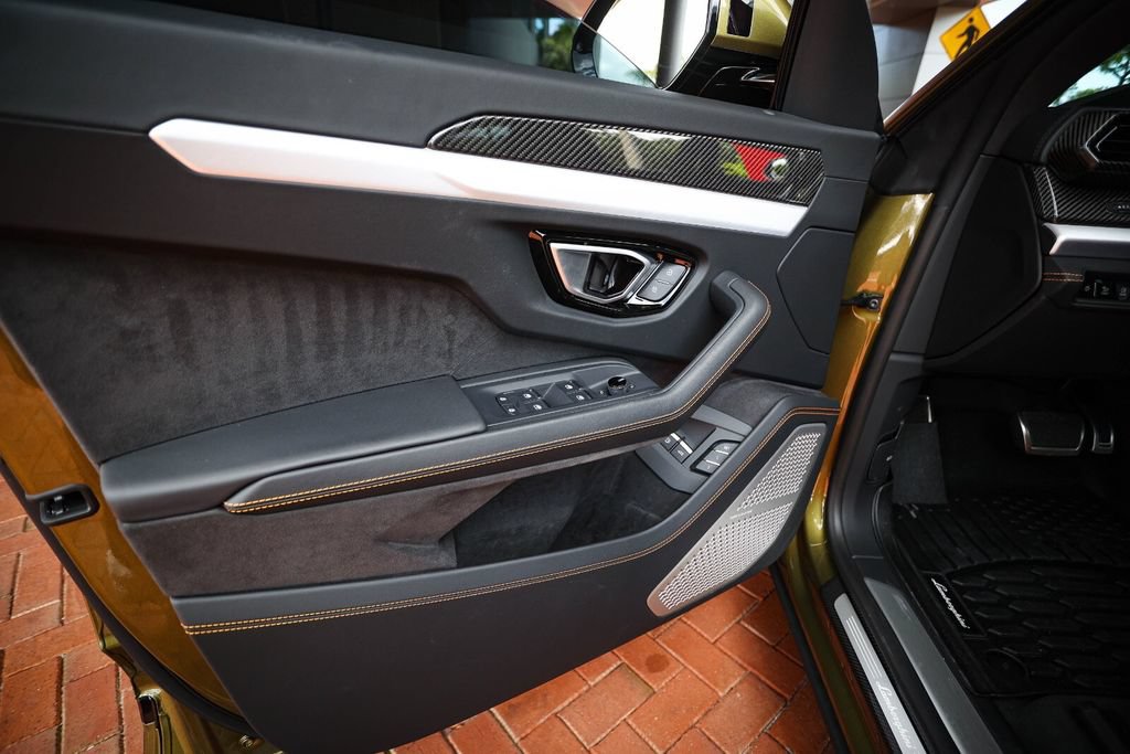 Used 2026 Lamborghini Urus SE AWD/4WD image 46