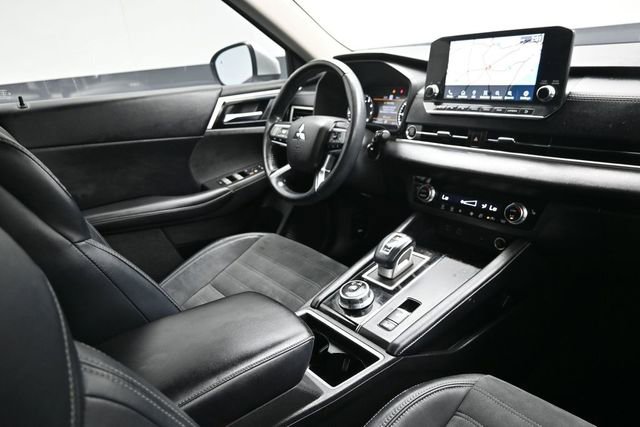 Used 2022 Mitsubishi Outlander SE AWD/4WD image 16