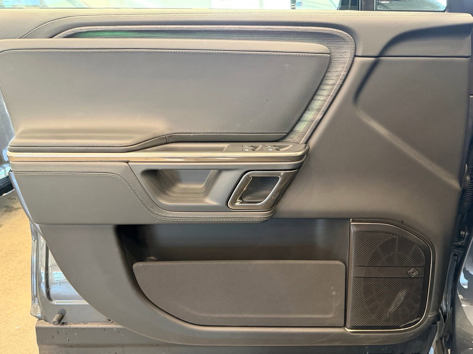 Used 2023 Rivian R1S Adventure AWD/4WD image 22