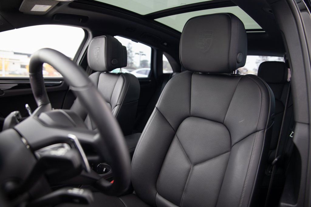 Certified 2025 Porsche Macan image 5