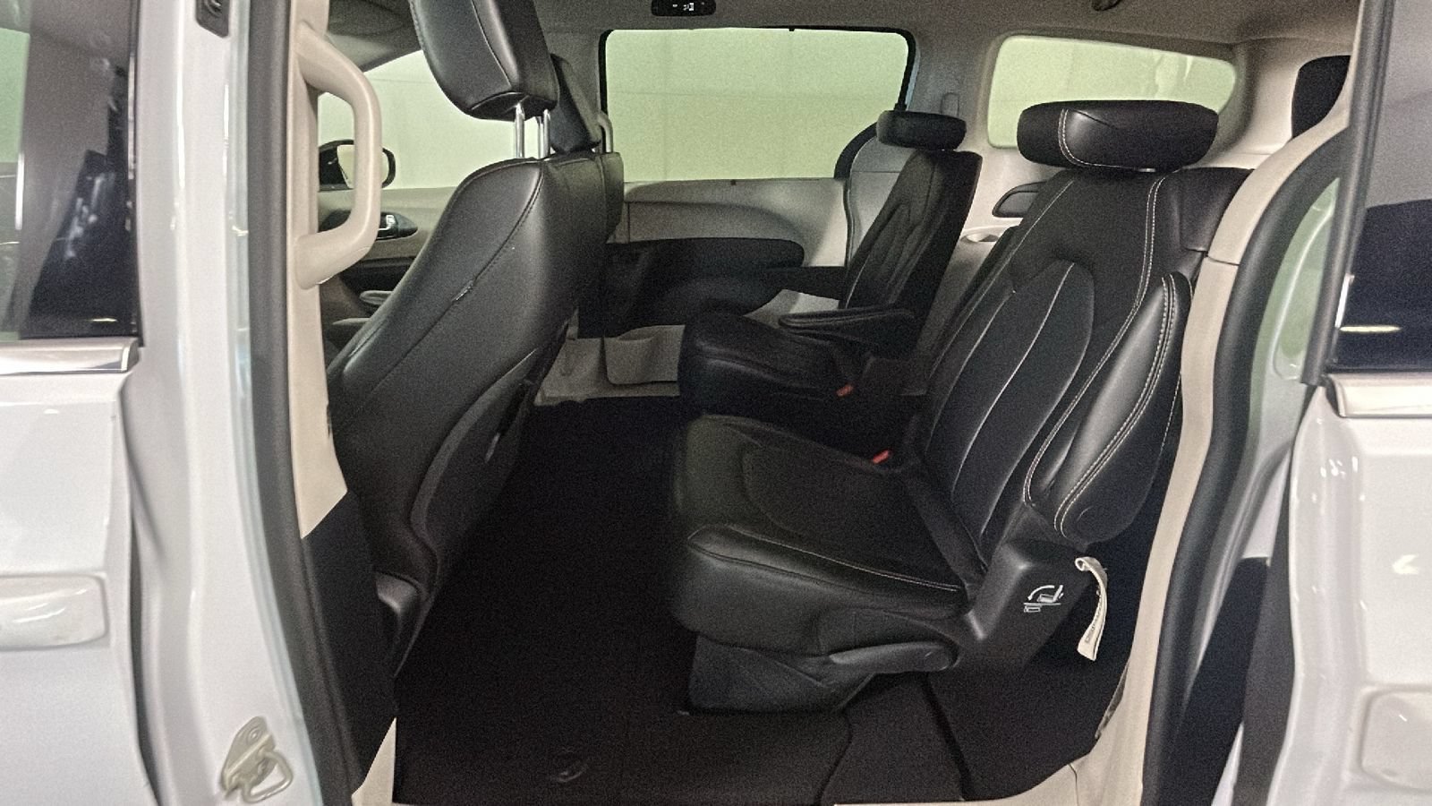 Used 2024 Chrysler Pacifica Touring-L FWD image 30
