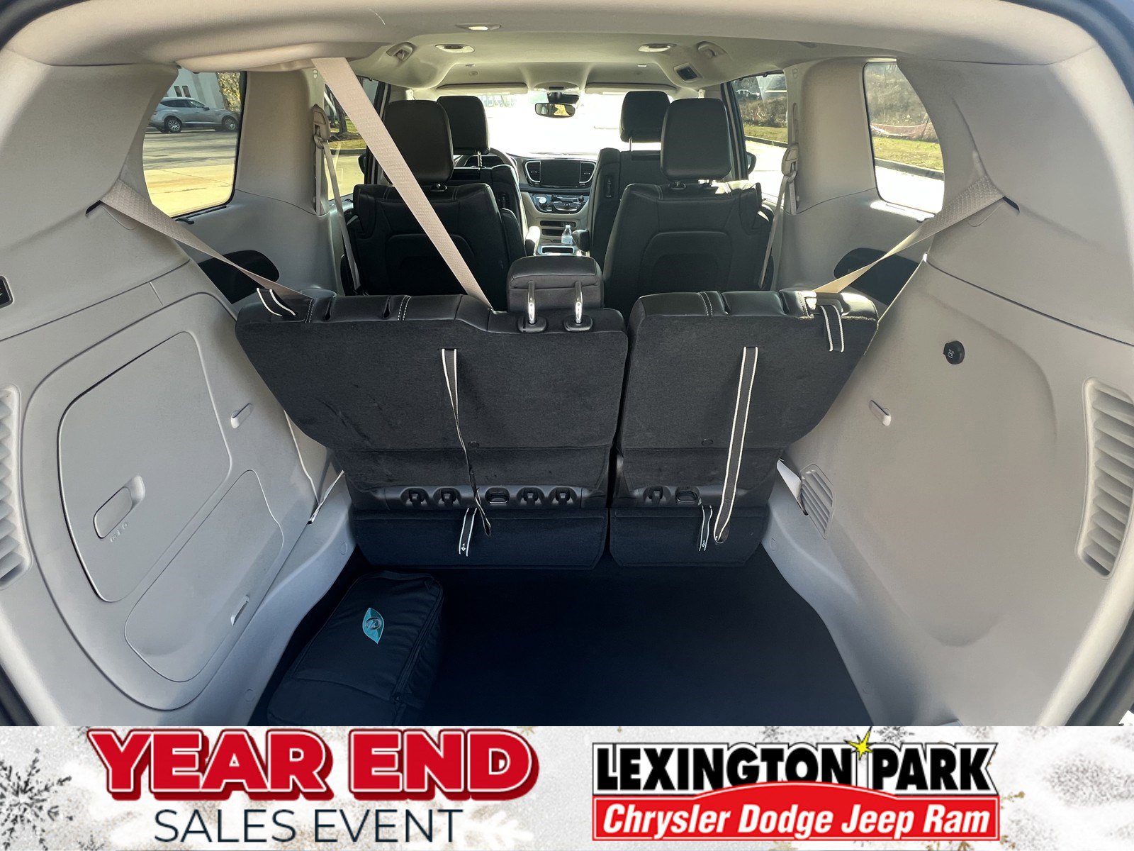 Used 2024 Chrysler Pacifica Select w/ Uconnect Theater Family Group image 9