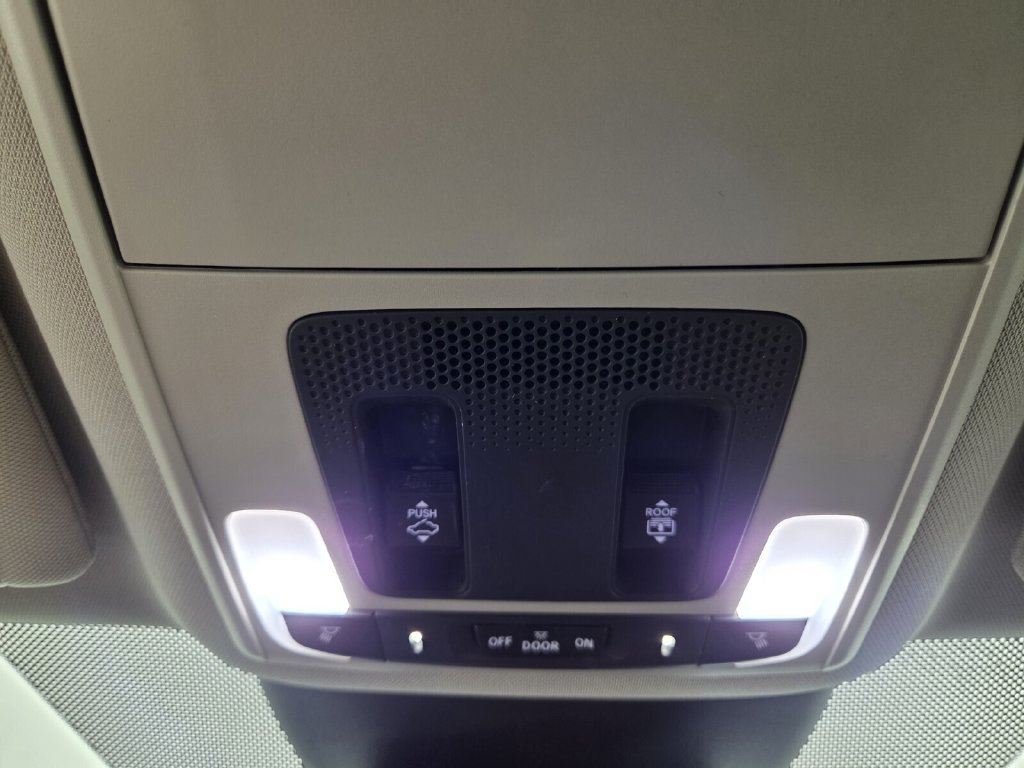 Used 2025 Honda Pilot Touring image 13