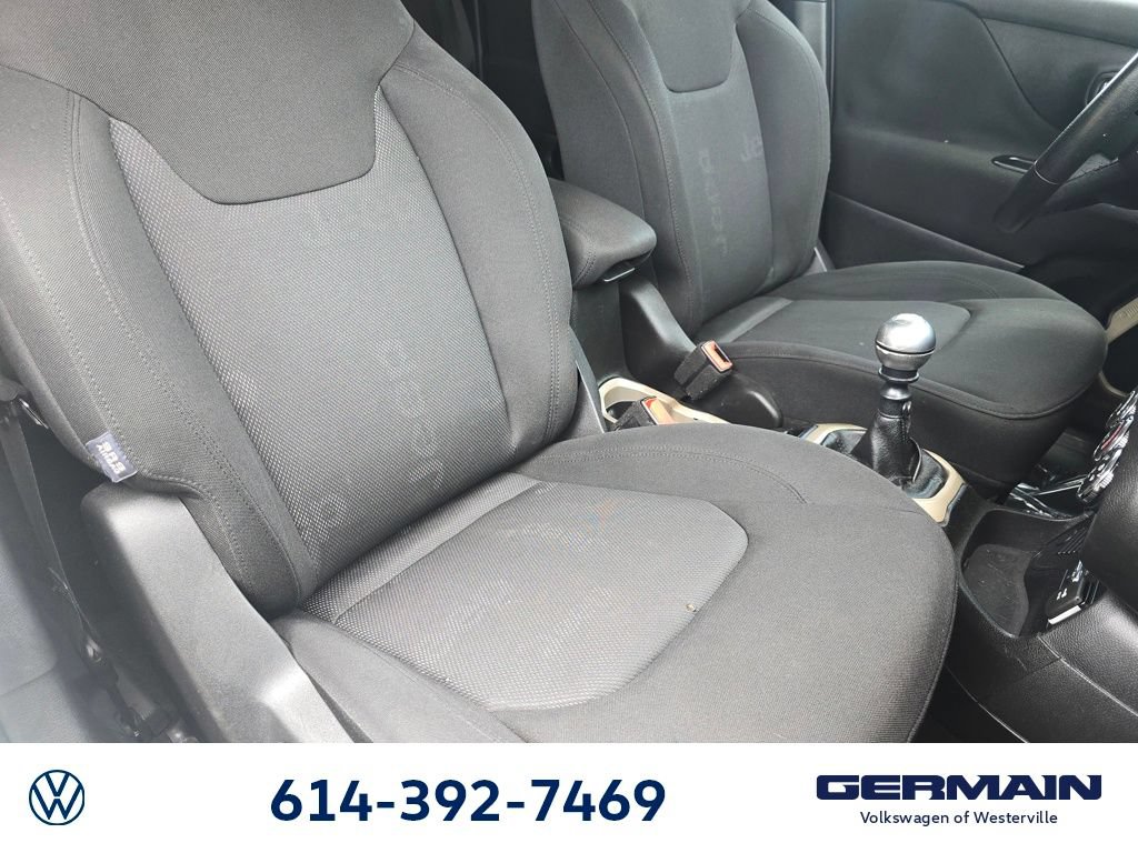 Used 2015 Jeep Renegade Latitude FWD image 30