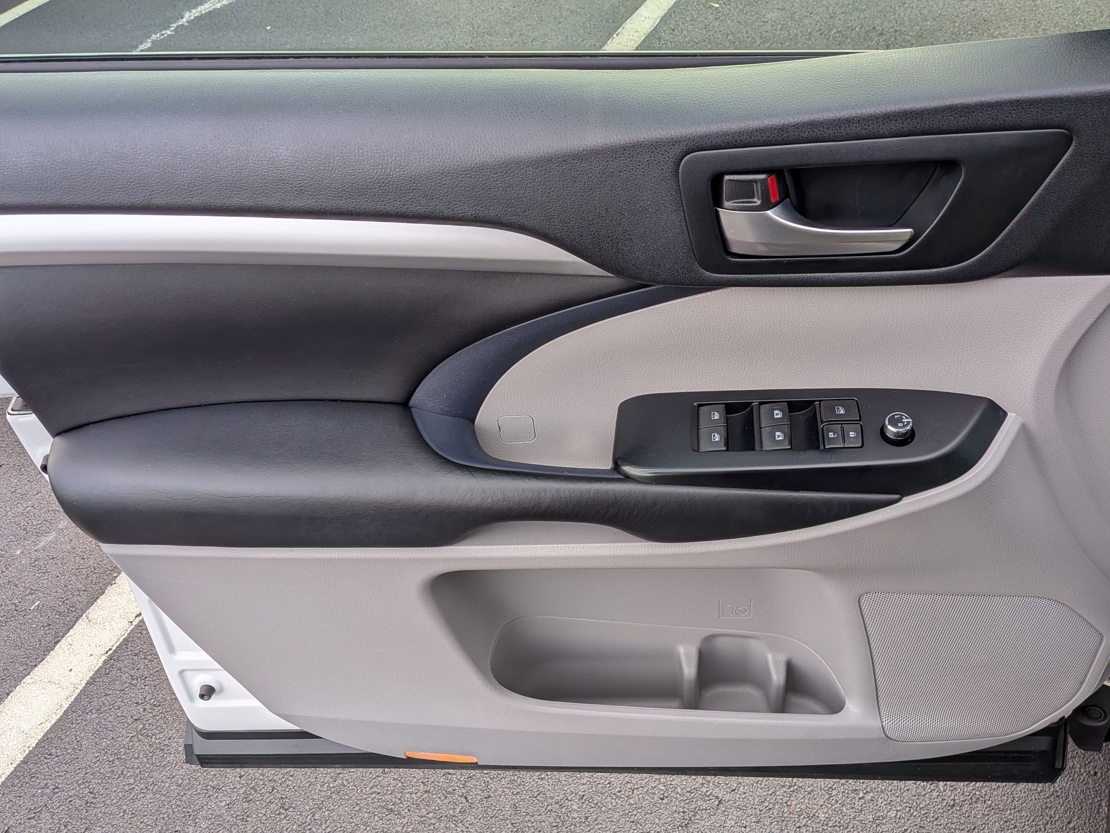 Used 2019 Toyota Highlander XLE image 14