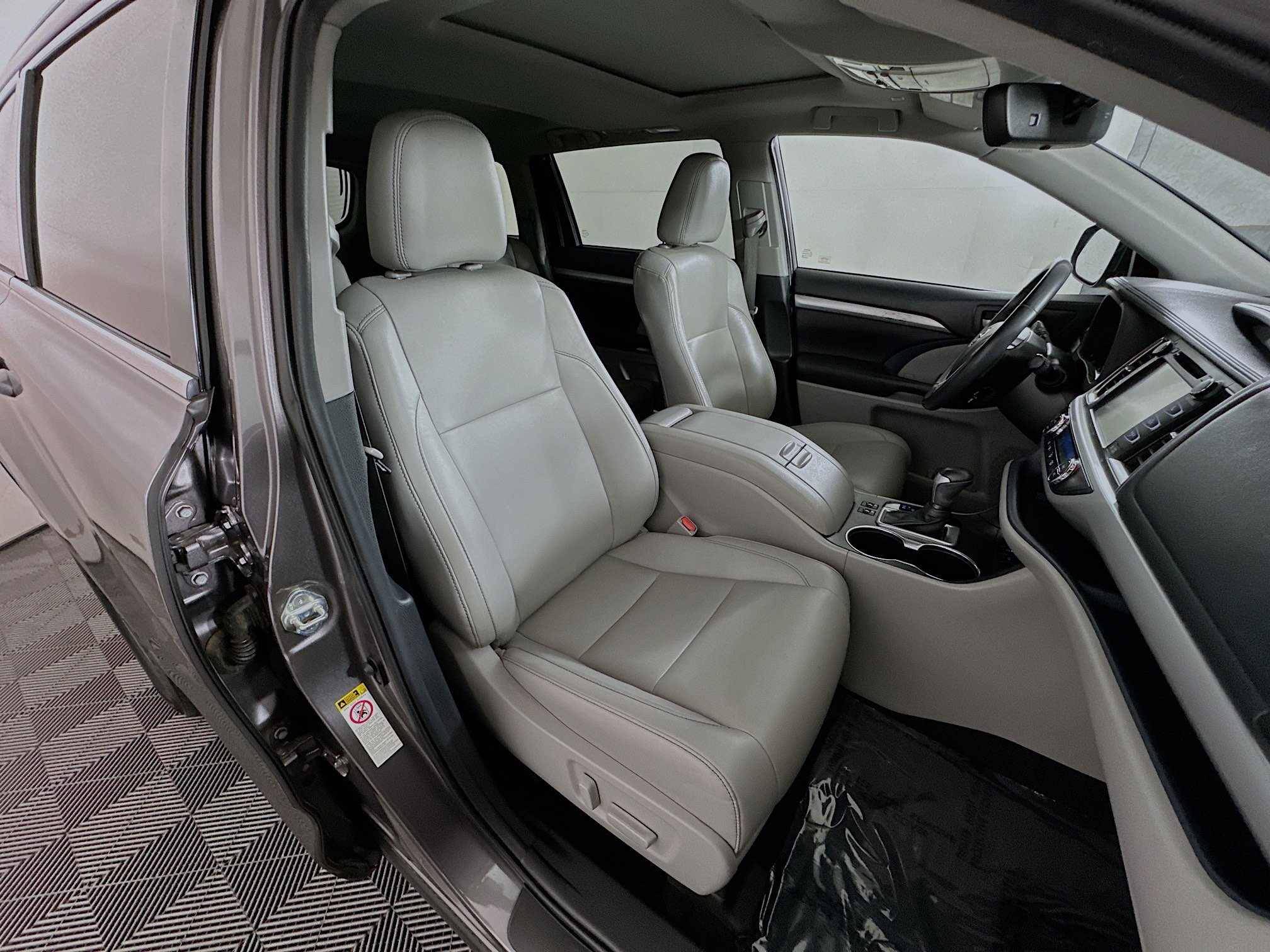 Used 2019 Toyota Highlander XLE FWD image 28