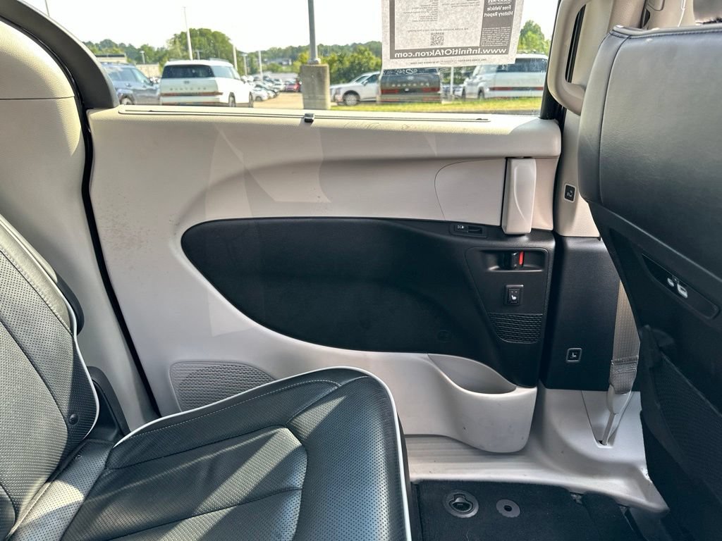 Used 2023 Chrysler Pacifica Limited FWD image 29